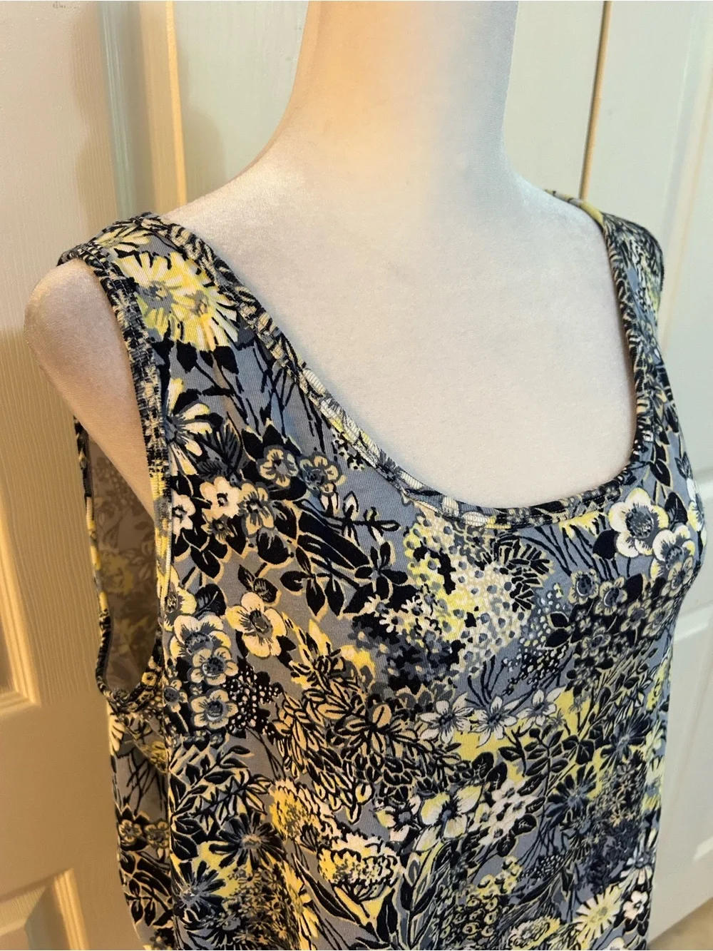 Cato floral tank, size 22W/24W